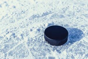 hockey puck lögner på de snö närbild foto