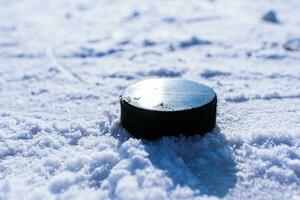 hockey puck lögner på de snö närbild foto