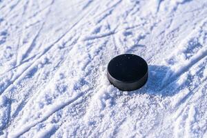 hockey puck lögner på de snö närbild foto