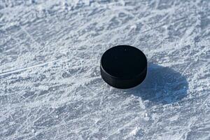 hockey puck lögner på de snö närbild foto