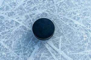 hockey puck lögner på de snö närbild foto