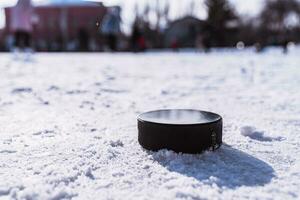 hockey puck lögner på de snö makro foto