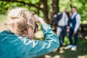 de bröllop fotograf fotografier de gäster av de brud och brudgum i natur foto