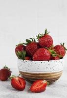 färska mogna läckra jordgubbar foto