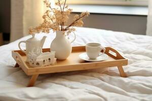 trä- bricka med kaffe och interiör dekor på de säng med vit Linné. generativ ai. foto
