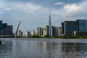 ho chi minh, viet nam - 8 juli 2023 horisont med landmärke 81 skyskrapa, tor thiem 2 bro i ho chi minh stad foto