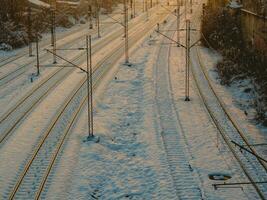 tåg spår täckt i snö - kväll skott foto