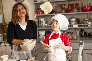 mamma och son matlagning ljuv kex foto