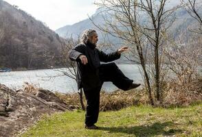 mogna man praktiserande tai chi disciplin utomhus foto