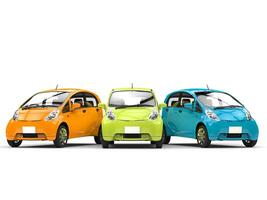 orange, grön och blå små ekonisk elektrisk bilar sida förbi sida foto