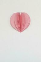 rosa papper hjärta på vit. kopia Plats för text eller ad foto
