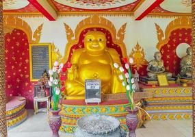 gyllene fett skrattande buddha -staty vid Wat Phra Yai -templet, Koh Samui, Thailand, 2018