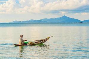 fiskare med båt på Koh Pha-Ngan, Koh Samui, Thailand foto