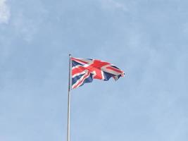 Storbritanniens flagga över blå himmel foto