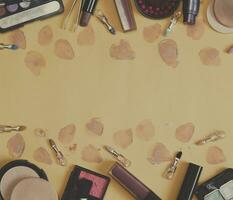 kvinnors kosmetika och Tillbehör på papper bakgrund. skönhet Produkter. platt lägga se. kopia Plats foto