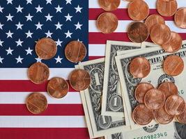 dollarnoter och mynt och flagga i USA
