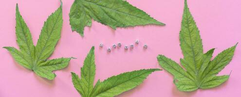 cannabis text med cannabis leafs foto