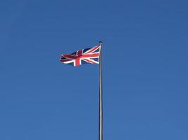 Storbritanniens flagga över blå himmel foto