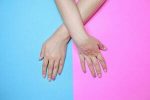 kvinnliga händer efter manikyr procedur. begrepp av nagel putsa konst eller schellack foto