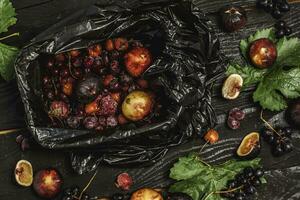 nyligen plockade höst frukter. svart vindruvor och fikon på mörk tabell trä- tabell foto