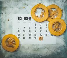 oktober 2019 papper kalender med pumpa skivor foto