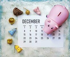 planera din jul budget begrepp. december 2019 kalender med jul leksaker och nasse Bank foto