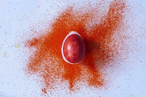 röd påsk ägg med Färg spridning foto