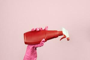 kvinna hand i sudd handskar innehav desinfektionsmedel spray foto