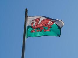 walesiska flaggan av wales över blå himmel foto