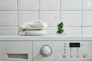 handduk med tvätt kapslar och rengöringsmedel foto
