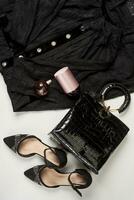 svart läder kvinnor skor och väska foto