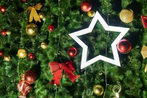 festlig jul träd bakgrund med dekorationer foto