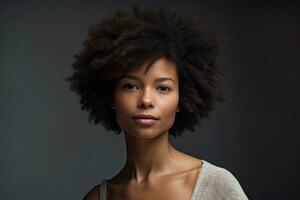 porträtt av en ung kvinna med naturlig hår. generativ ai foto