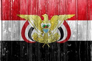 flagga och täcka av vapen av republik av jemen på en texturerad bakgrund. begrepp collage. foto