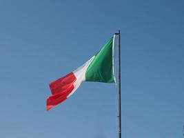 Italiens flagga över blå himmel foto