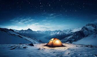 upplyst tält i snöig bergen under en starry himmel. en lugn alpina camping ögonblick fångande naturens omfattande prakt. skapas förbi ai verktyg foto