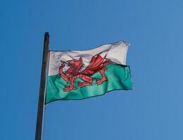 walesiska flaggan av wales över blå himmel foto