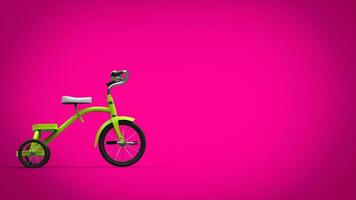 skön grön trehjuling - rosa bakgrund foto