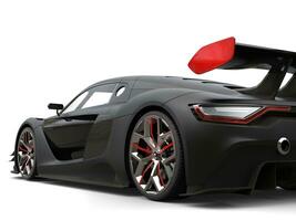 underbar matt svart super bil med röd detaljer på de hjul och bak- vinge foto