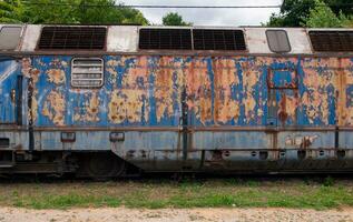 verkligen gammal tåg vagn - måla rustad och faller av foto