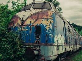 urban förfall - blå tåg lokomotiv foto