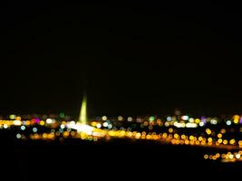 långt stad lampor - bokeh effekt foto
