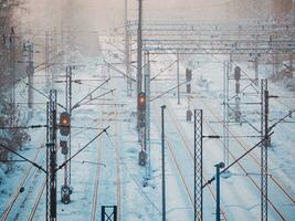 snö täckt tåg spår nära tömma tåg station foto