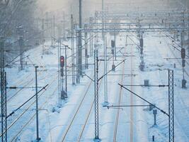 snö täckt tåg spår nära tåg station foto