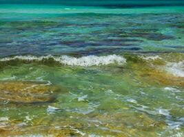 Fantastisk blå och grön färger av de hav nära de Strand foto