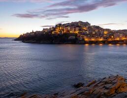 skön stad av kavala - grekland - solnedgång skott foto