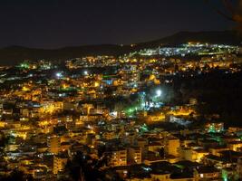 skön stad av kavala på natt - förbise skott foto