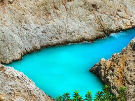 Fantastisk blå vatten av en avskild cove strand i Kreta, grekland - seitan limania strand foto