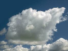 vit moln över blå himmel bakgrund. fluffig stackmoln clouds form foto