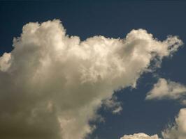 vit moln över blå solnedgång himmel bakgrund. fluffig stackmoln clouds form foto